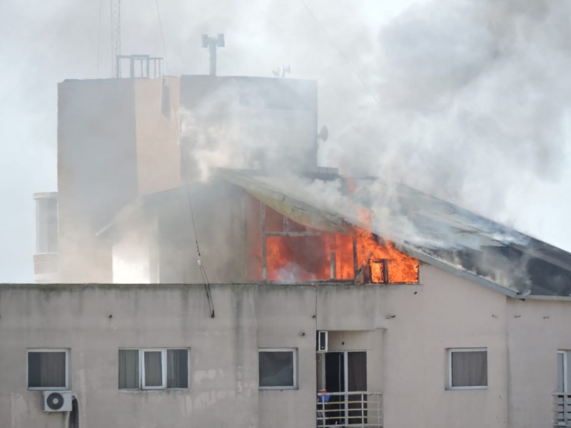 Impresionante incendio en la terraza de un edificio en pleno centro